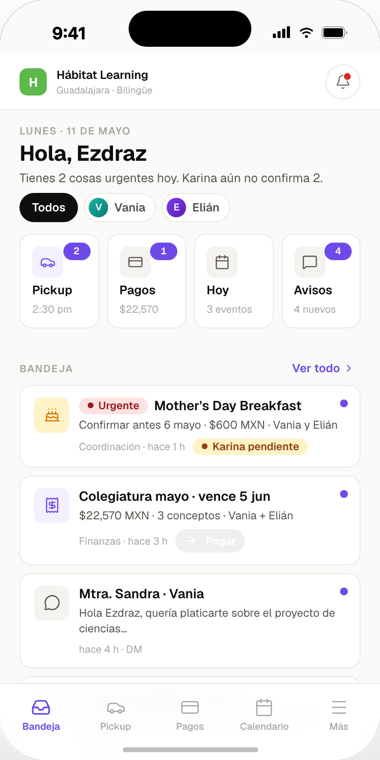 App Xokai en mobile · bandeja del padre con avisos urgentes, pagos próximos y conversaciones por hijo